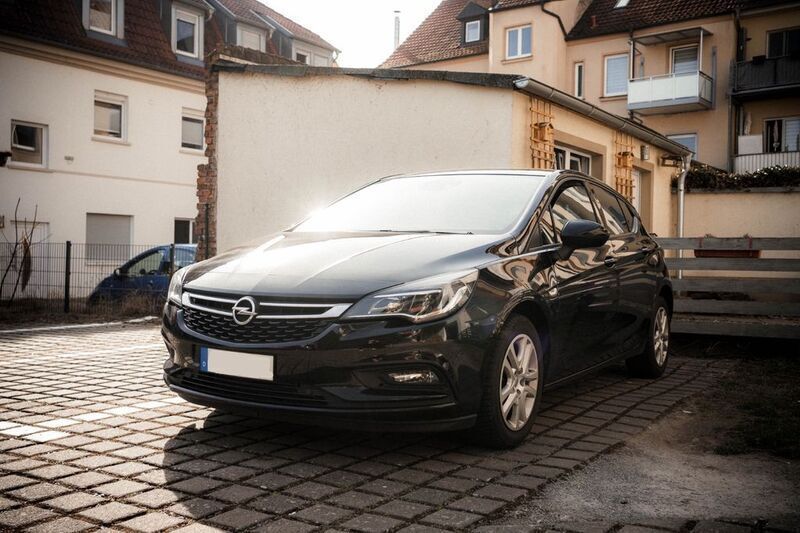 Schwarz Gebraucht 2017 Opel Astra Active Limousine | 8.990 € (Guter Preis) - Bild 1/4