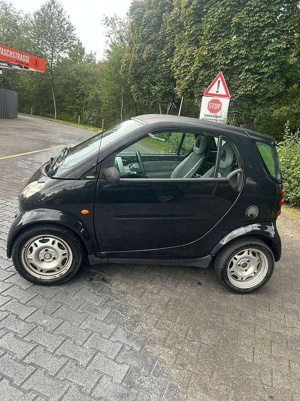 Schwarz Gebraucht 2004 Smart ForTwo Coupé Basis Kleinwagen | 1.700 € (Fairer Preis) - Bild 1/4