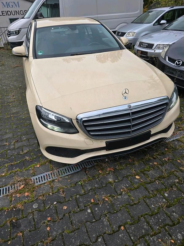 Gelb Gebraucht 2018 Mercedes E200 Limousine | 12.000 € (Superpreis) - Bild 1/4