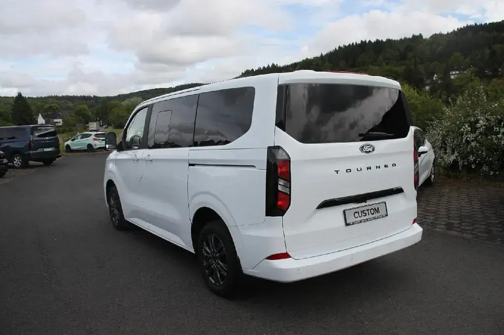 Gebraucht Ford Tourneo Titanium 136 PS (100 kW) 2025 Frostweiß Van / Kleinbus