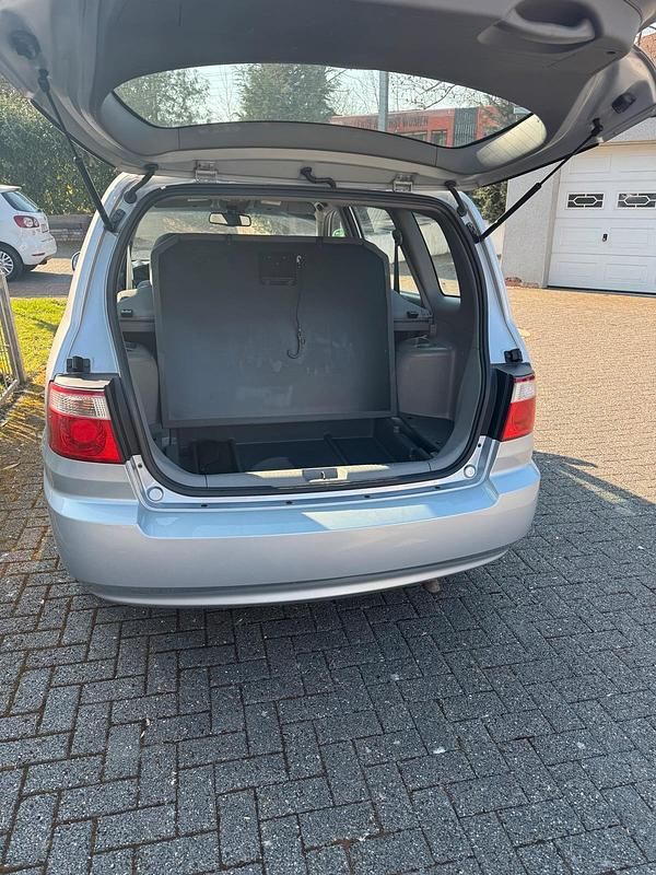 Gebraucht Kia Carens 140 PS (102 kW) 2006 Silber Van / Kleinbus