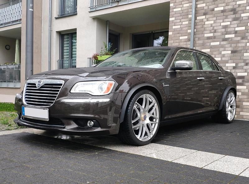 Braun Gebraucht 2012 Chrysler 300 Limousine | 15.990 € - Bild 1/4