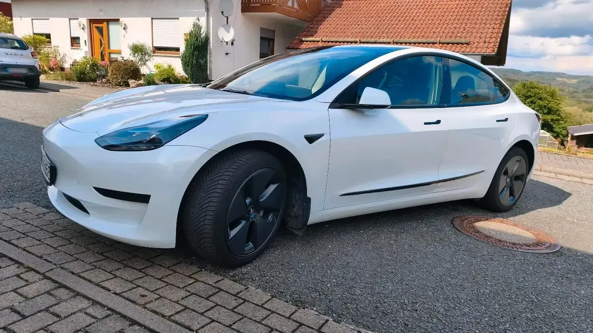 Gebraucht Tesla Model 3 Standard Range 208 kW (283 PS) 2023 Weiß Limousine