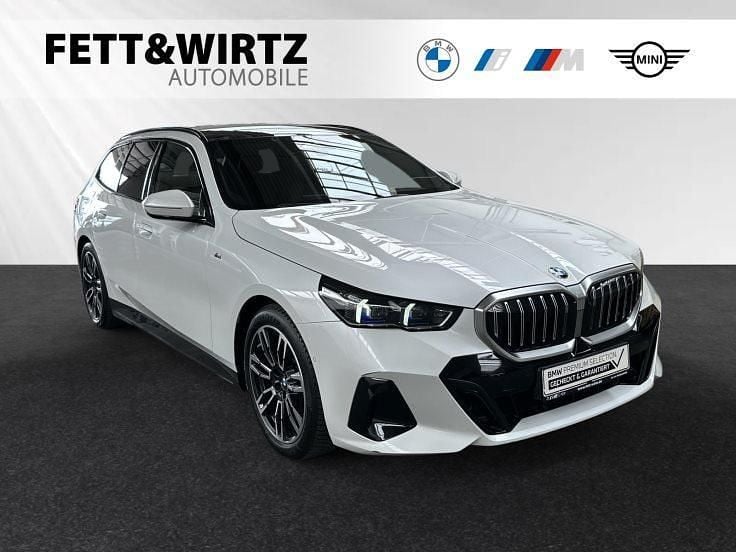 Mineralweiss metallic Gebraucht 2024 BMW 520 M Sport Kombi | 49.490 € (Fairer Preis) - Bild 1/3