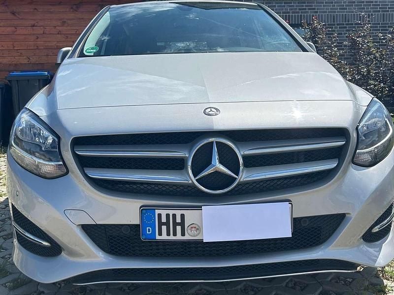 Silber Gebraucht 2015 Mercedes B180 Style Van / Kleinbus | 12.450 € (Guter Preis) - Bild 1/4