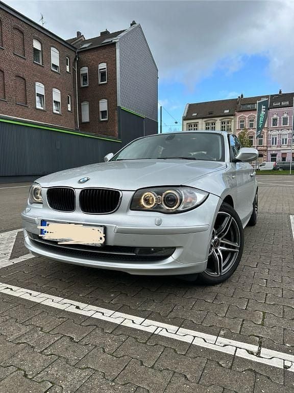 Grau Gebraucht 2010 BMW 118 Kleinwagen | 5.599 € (Fairer Preis) - Bild 1/4