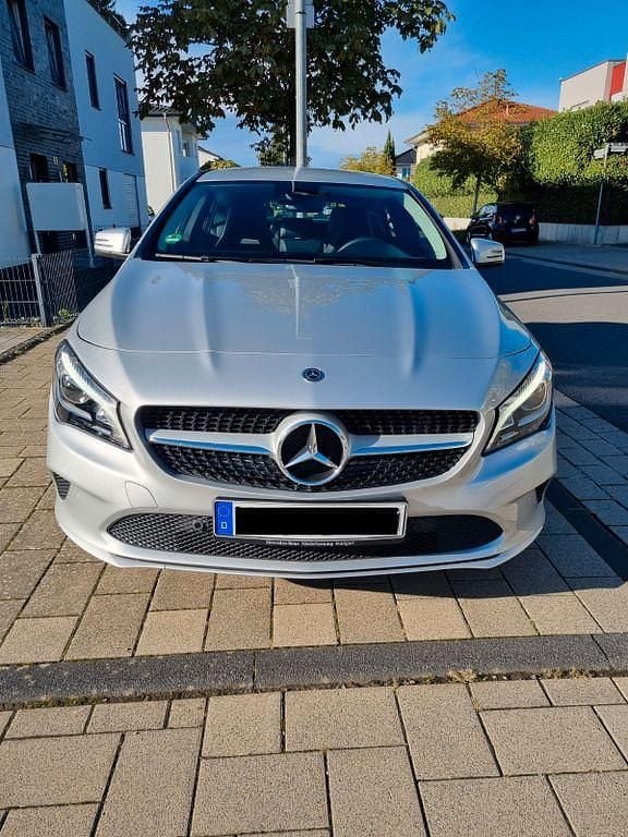Gebraucht Mercedes CLA180 Shooting Brake 122 PS (89 kW) 2017 Silber Kombi