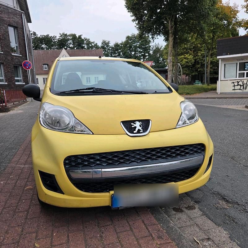 Gelb Gebraucht 2010 Peugeot 107 Kleinwagen | 1.100 € (Guter Preis) - Bild 1/4