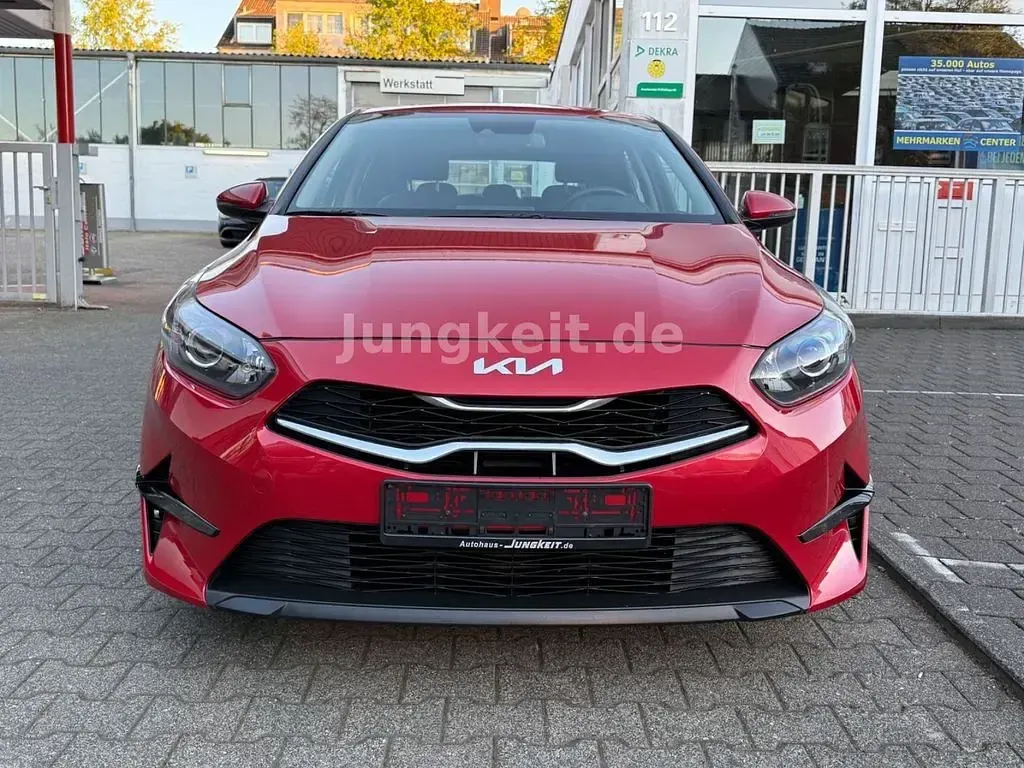 Używany Kia Ceed Edition 7 120 KM (88 kW) 2022 Czerwony Hatchback