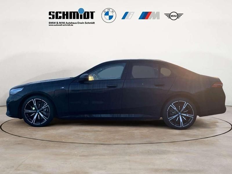 Gebraucht BMW 550e M Sport 489 PS (359 kW) 2024 Saphirschwarz metallic Limousine