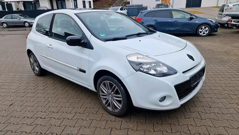 Gebraucht Renault Clio II 100 PS (73 kW) 2011 Weiß Kleinwagen