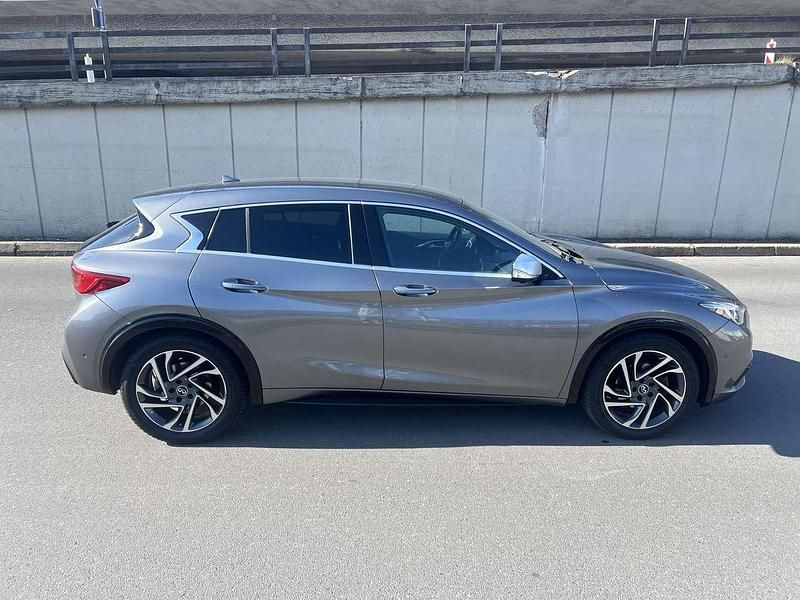 Gebraucht Infiniti Q30 109 PS (80 kW) 2016 Grau Kleinwagen