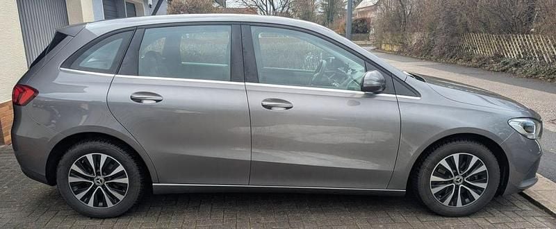 Gebraucht Mercedes B180 Style 116 PS (85 kW) 2020 Grau Van / Kleinbus