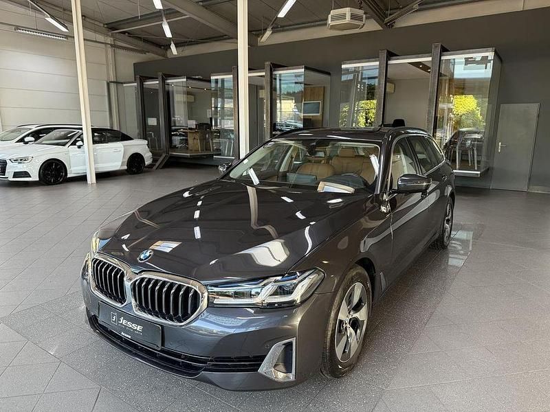 Grau Gebraucht 2021 BMW 520 Luxury Line Kombi | 30.990 € (Fairer Preis) - Bild 1/4