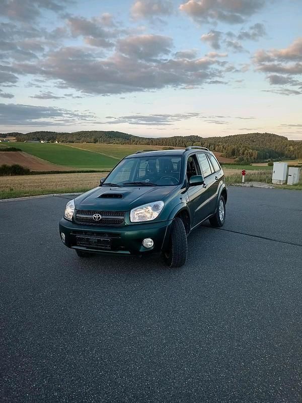 Grün Gebraucht 2003 Toyota RAV4 SUV | 4.150 € (Fairer Preis) - Bild 1/4