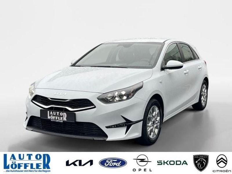 Wd cararraweiss (weiß) Gebraucht 2024 Kia Ceed Vision Limousine | 20.808 € (Guter Preis) - Bild 1/4