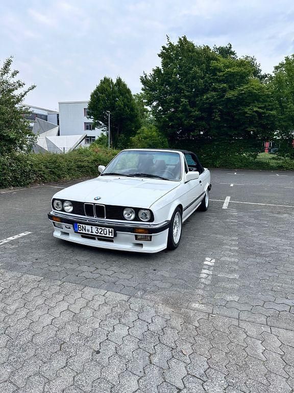 Weiß Gebraucht 1989 BMW 320 Cabriolet Basis Cabrio | 10.900 € - Bild 1/4