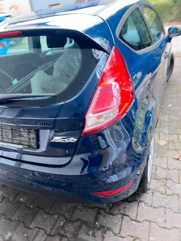 Gebraucht Ford Fiesta Titanium 60 PS (44 kW) 2015 Blau Kleinwagen