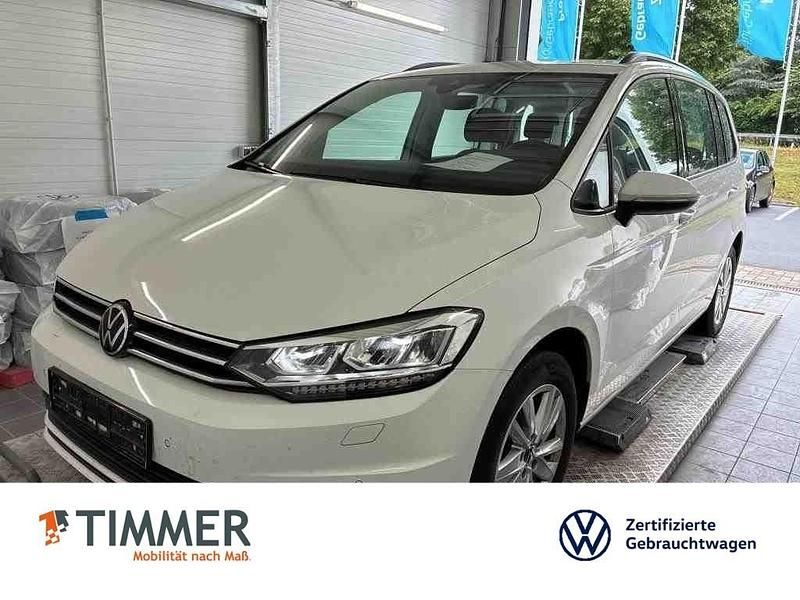 Weiß Gebraucht 2022 VW Touran Comfortline Van / Kleinbus | 26.570 € (Fairer Preis) - Bild 1/4