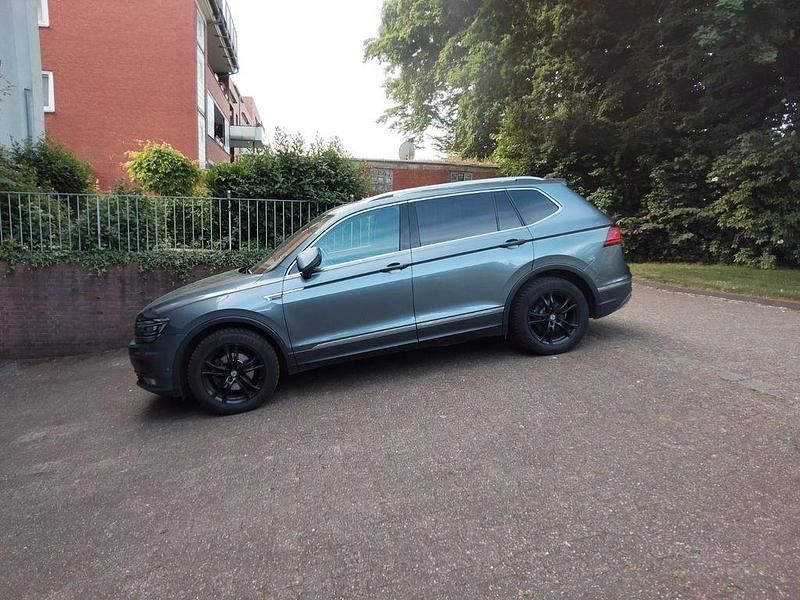 Grau Gebraucht 2018 VW Tiguan Allspace Comfortline SUV | 20.850 € (Etwas zu teuer) - Bild 1/4