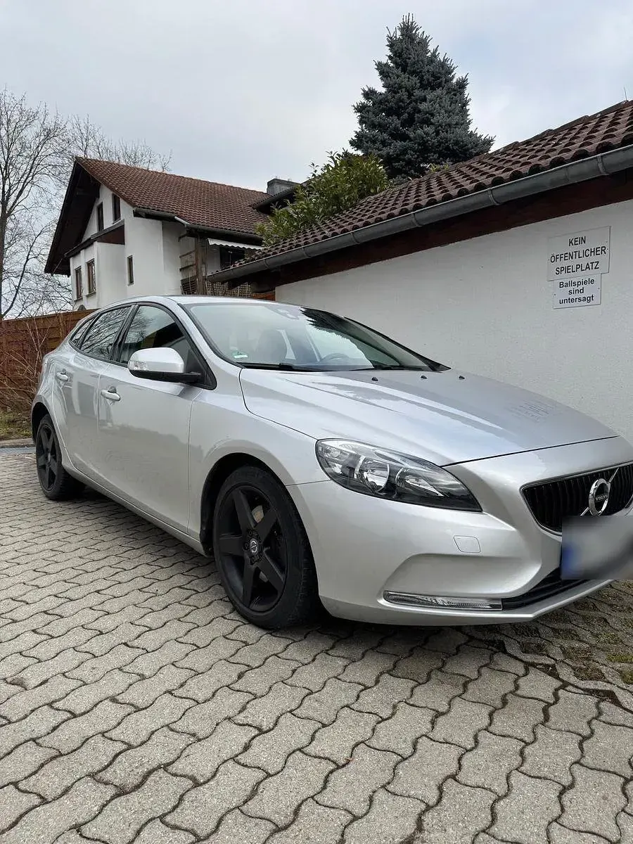 Gebraucht Volvo V40 122 PS (89 kW) 2016 Silber Limousine