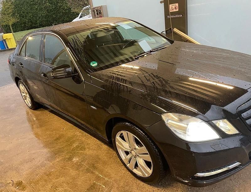 Gebraucht Mercedes E220 Elegance 170 PS (125 kW) 2010 Schwarz Limousine