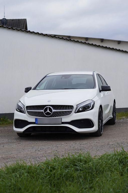 Weiß Gebraucht 2016 Mercedes A180 AMG line Limousine | 16.500 € (Fairer Preis) - Bild 1/4