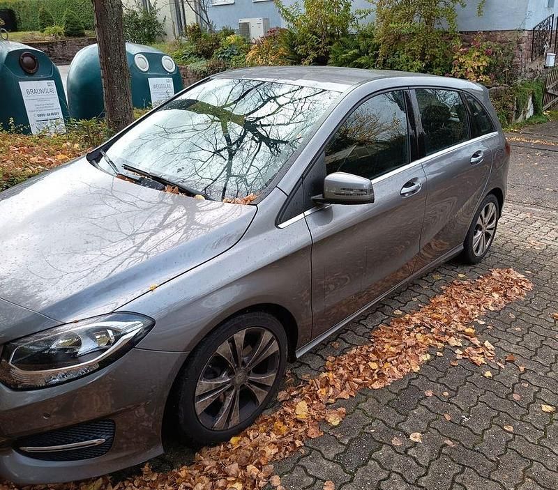 Grau Gebraucht 2015 Mercedes B180 Edition Van / Kleinbus | 10.700 € (Fairer Preis) - Bild 1/4