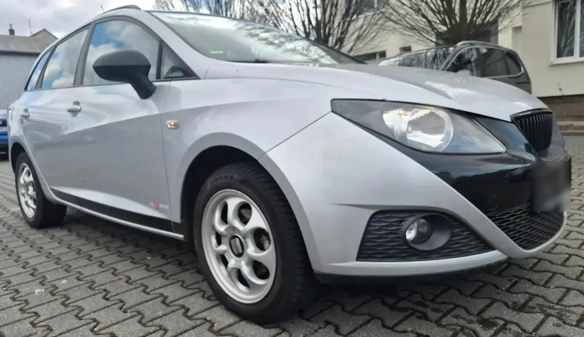 Używany Seat Ibiza 82 KM (60 kW) 2012 Srebrny Sedan/Limuzyna