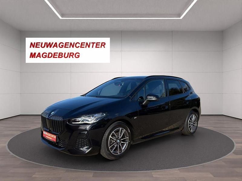 Black sapphire metallic Gebraucht 2024 BMW 218 Active Tourer M Sport Van / Kleinbus | 29.580 € (Guter Preis) - Bild 1/4