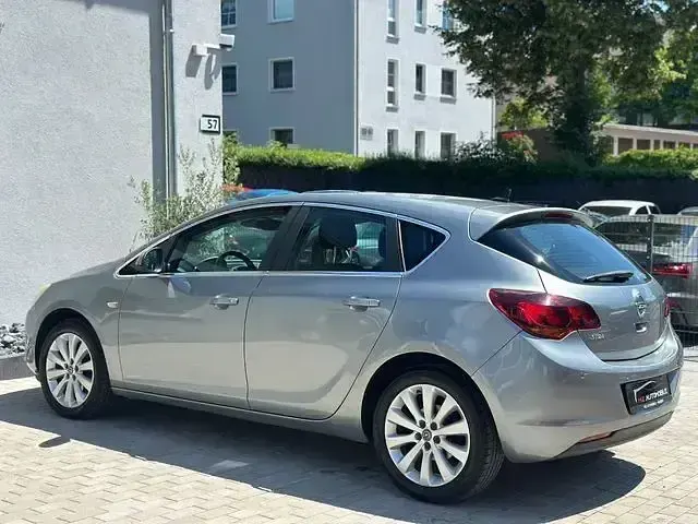 Gebraucht Opel Astra Innovation 101 PS (74 kW) 2011 Silbersee/perl silber (m2) Limousine