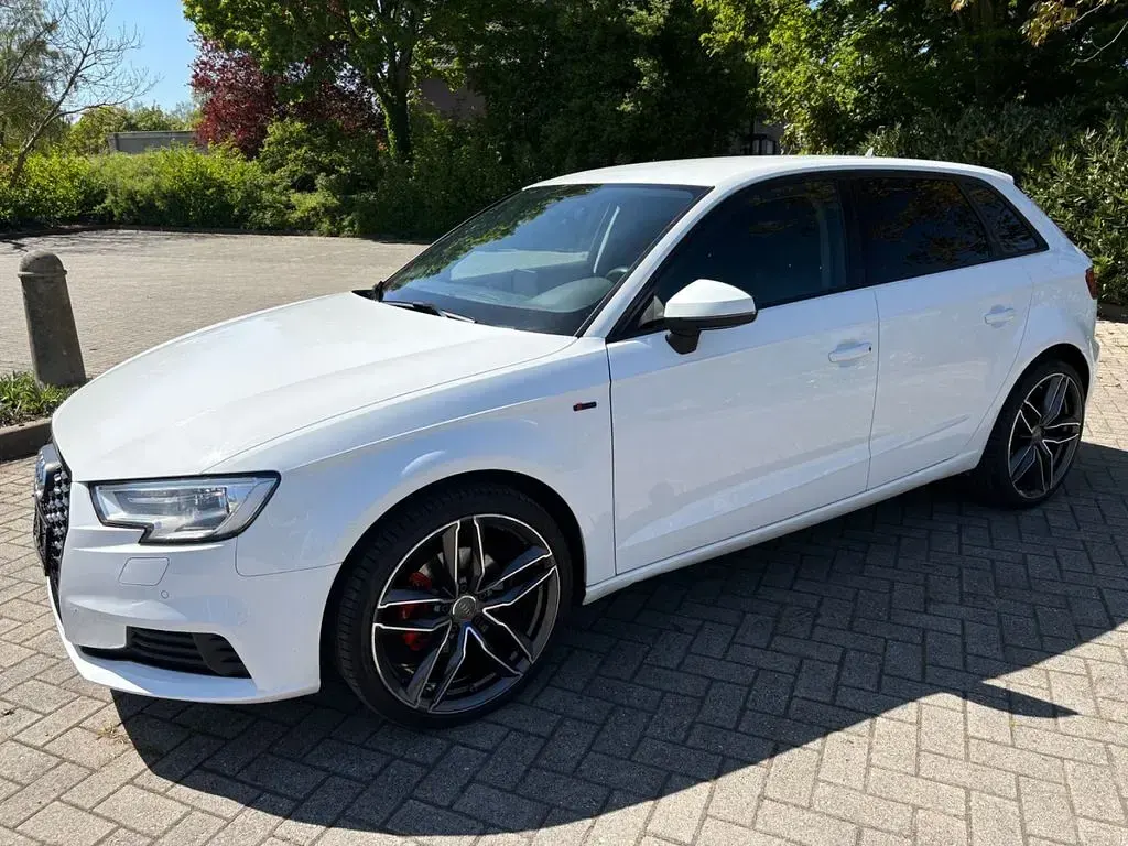 Używany Audi A3 Sport 116 KM (85 kW) 2017 Biały Sedan/Limuzyna