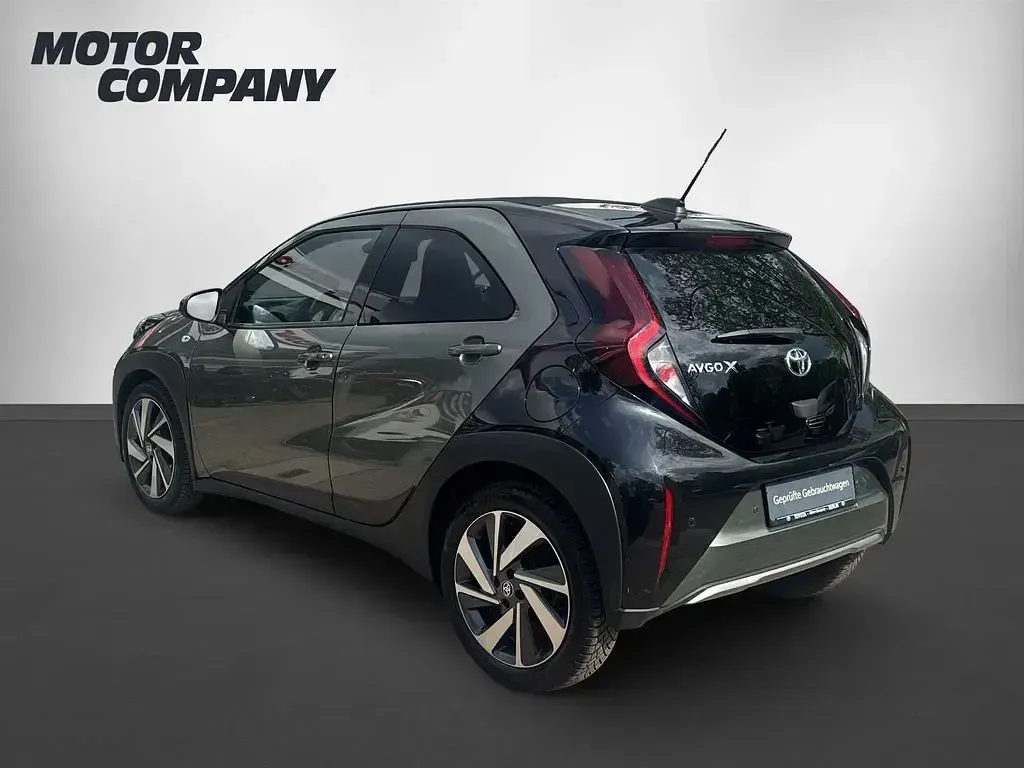 Gebraucht Toyota Aygo X X-plore 72 PS (52 kW) 2022 Cardamon green metallic/ night sky black SUV