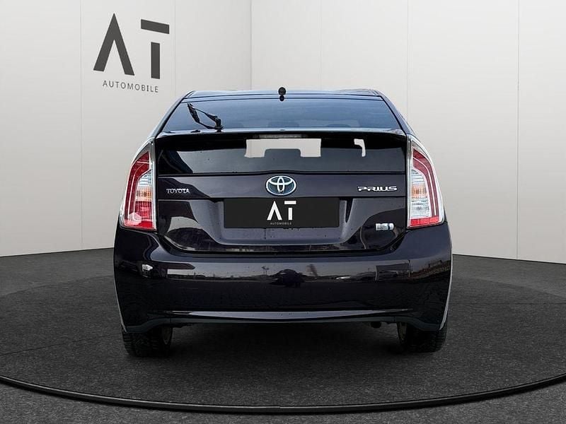 Gebraucht Toyota Prius Life 99 PS (72 kW) 2012 Rot Limousine