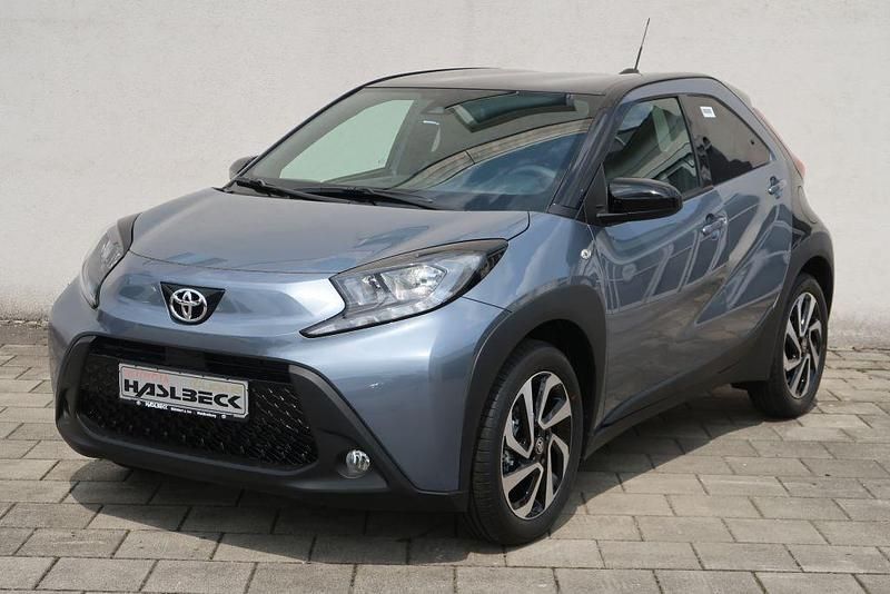 Celestite grey metallic/ dach Neu 2025 Toyota Aygo Kleinwagen | 19.330 € - Bild 1/4