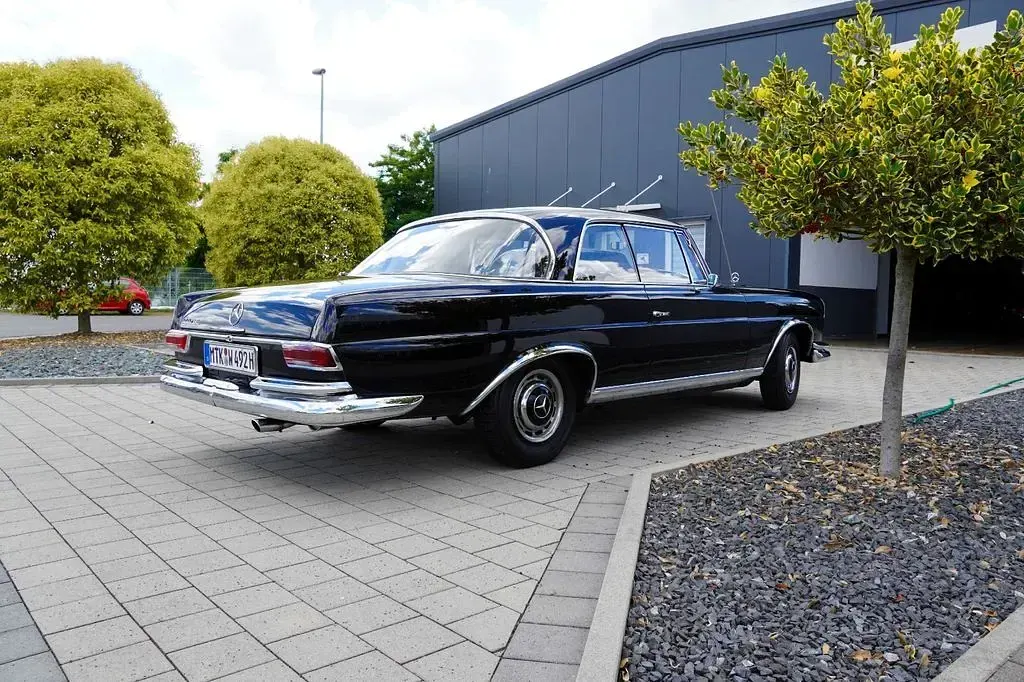 Gebraucht Mercedes 220 120 PS (88 kW) 1961 Schwarz Coupé
