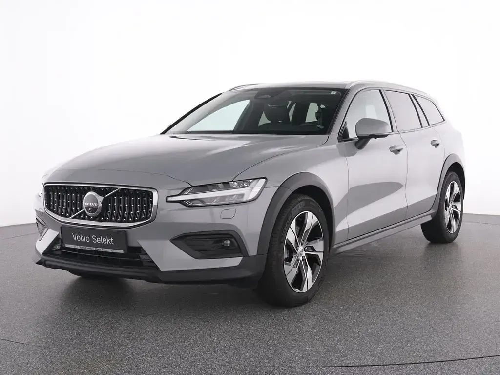 Gebraucht Volvo V60 CC Plus 197 PS (144 kW) 2024 Vapour grey / metallic Kombi