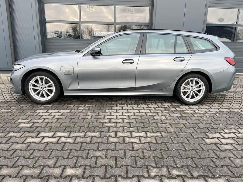 Gebraucht BMW 320e 163 PS (119 kW) 2022 Grau Kombi