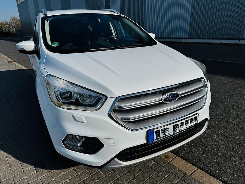 Gebraucht Ford Kuga Titanium 150 PS (110 kW) 2017 Weiß SUV