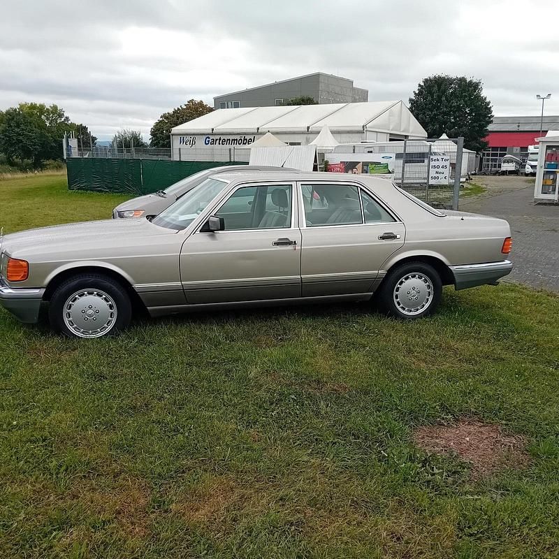 Grau Gebraucht 1990 Mercedes 300 SE Limousine | 9.500 € - Bild 1/4