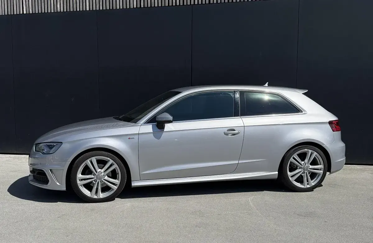 Second-hand Audi A3 S-Line 150 CP (110 kW) 2015 Argintiu Berlinǎ