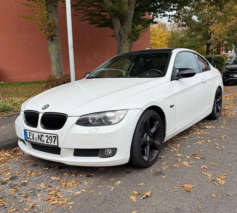 Weiß Gebraucht 2009 BMW 320 M Sport Coupé | 8.990 € (Fairer Preis) - Bild 1/4
