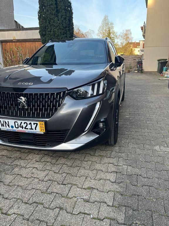 Grau Gebraucht 2021 Peugeot 2008 GT SUV | 16.950 € (Fairer Preis) - Bild 1/4