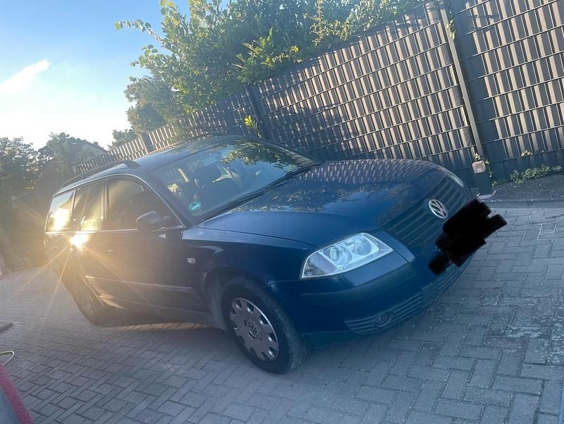 Blau Gebraucht 2001 VW Passat Kombi | 500 € (Superpreis) - Bild 1/4
