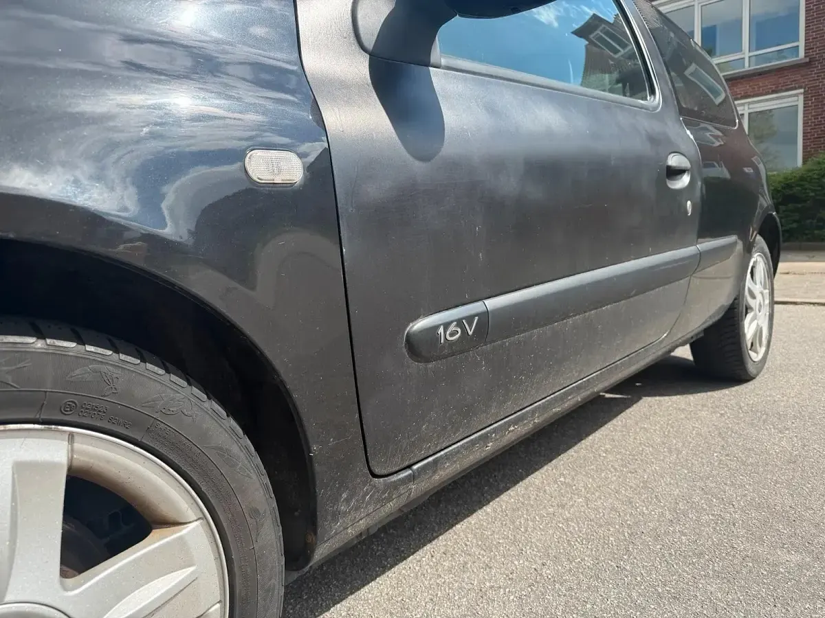 Gebraucht Renault Clio II 69 PS (50 kW) 2005 Schwarz Kleinwagen