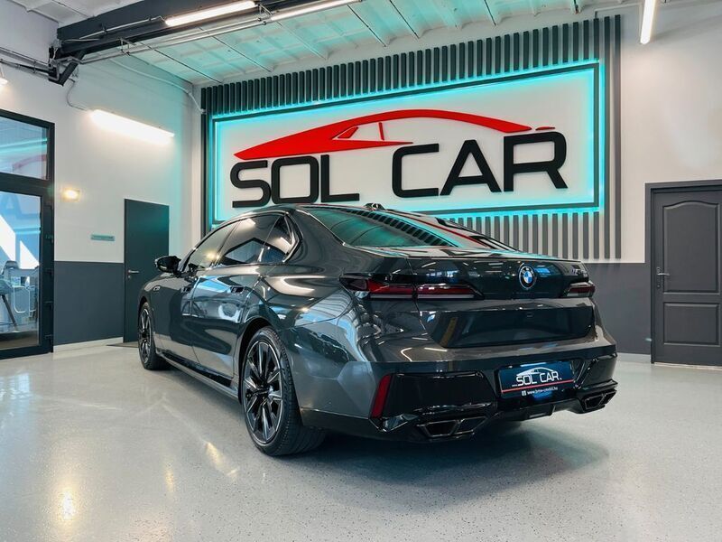 Gebraucht BMW M760e 381 PS (280 kW) 2024 Grau Limousine