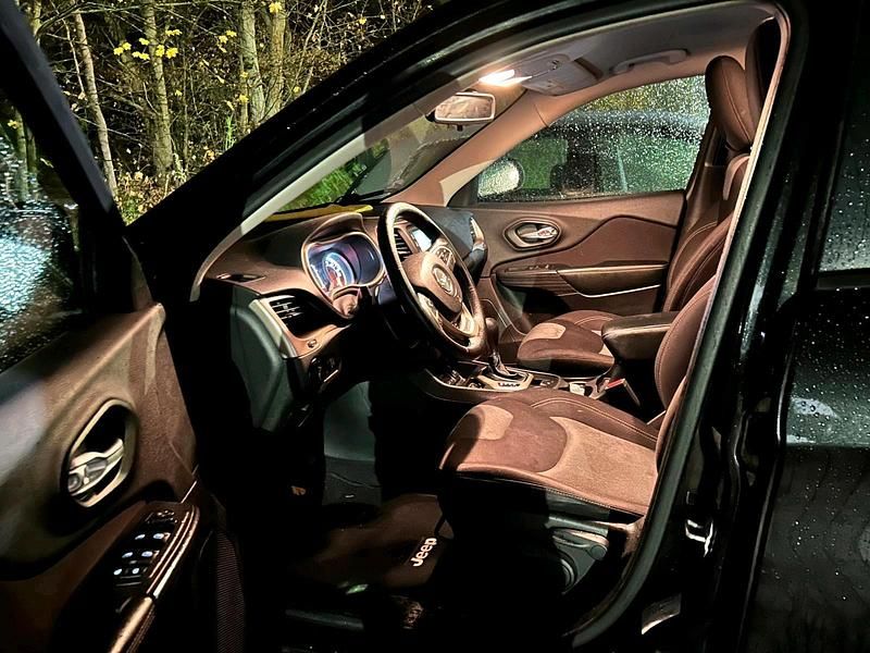 Gebraucht Jeep Cherokee Sport 177 PS (130 kW) 2016 Schwarz SUV