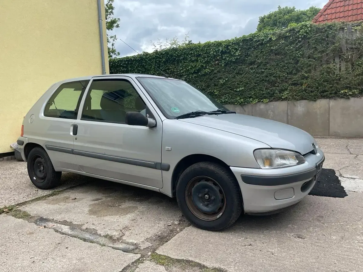 Gebraucht Peugeot 106 60 PS (44 kW) 2001 Silber Kleinwagen