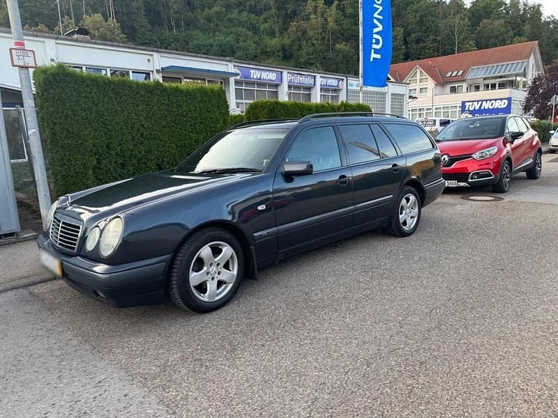 Gebraucht Mercedes E240 Classic 170 PS (125 kW) 1999 Blau Kombi