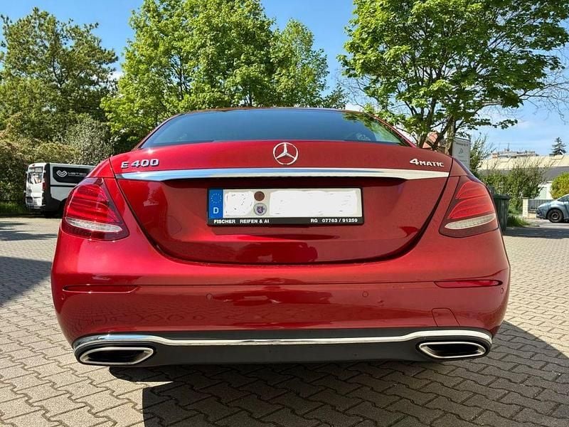 Używany Mercedes E400 333 KM (244 kW) 2016 Czerwony Sedan/Limuzyna
